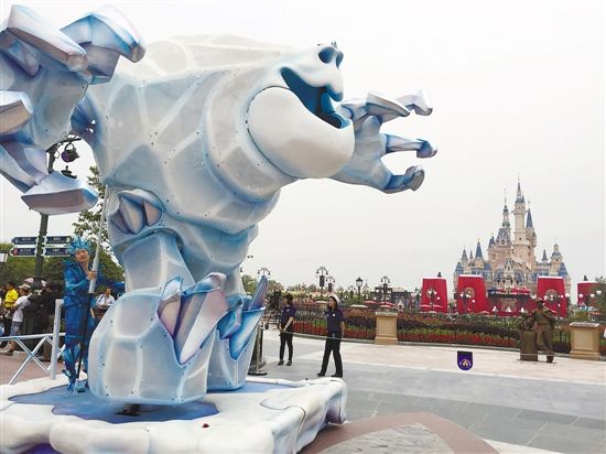 天壇街道冰雪巨人主題花車